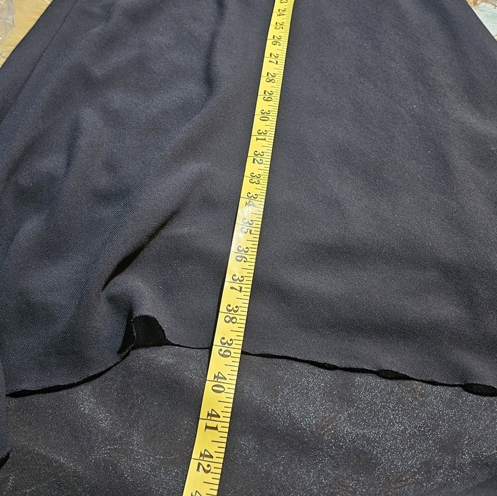 Elegant Black Sleeveless Dress. Lace Detail In Neckline. Size 8. Flowy Fabric - Picture 6 of 8